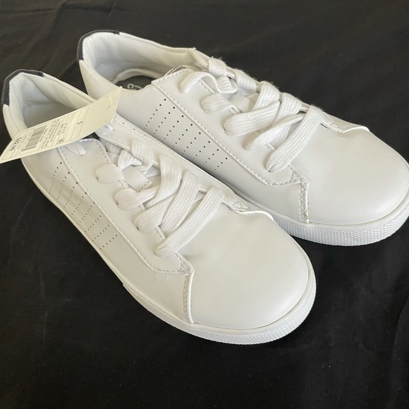 COPY - White tennis shoes - Picture 2 of 10